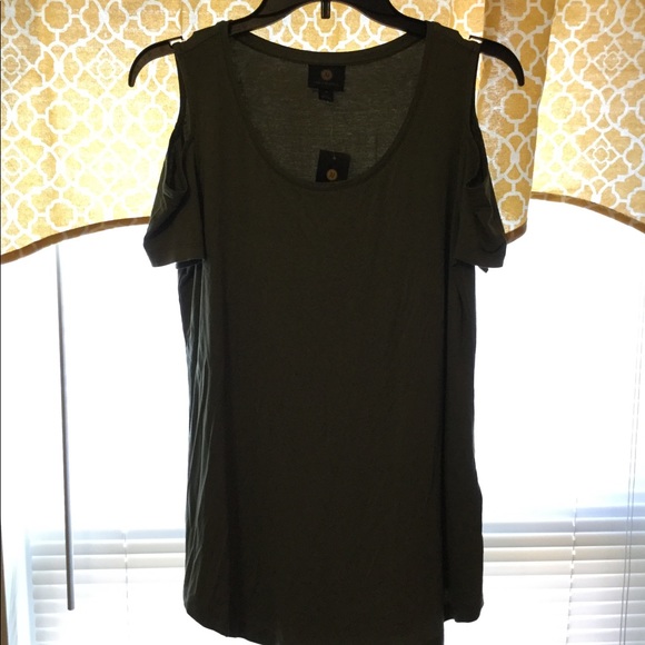 Shoulder-less Top - Picture 2 of 2